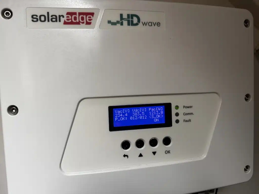 Omvormer zonnepanelen verplaatsen