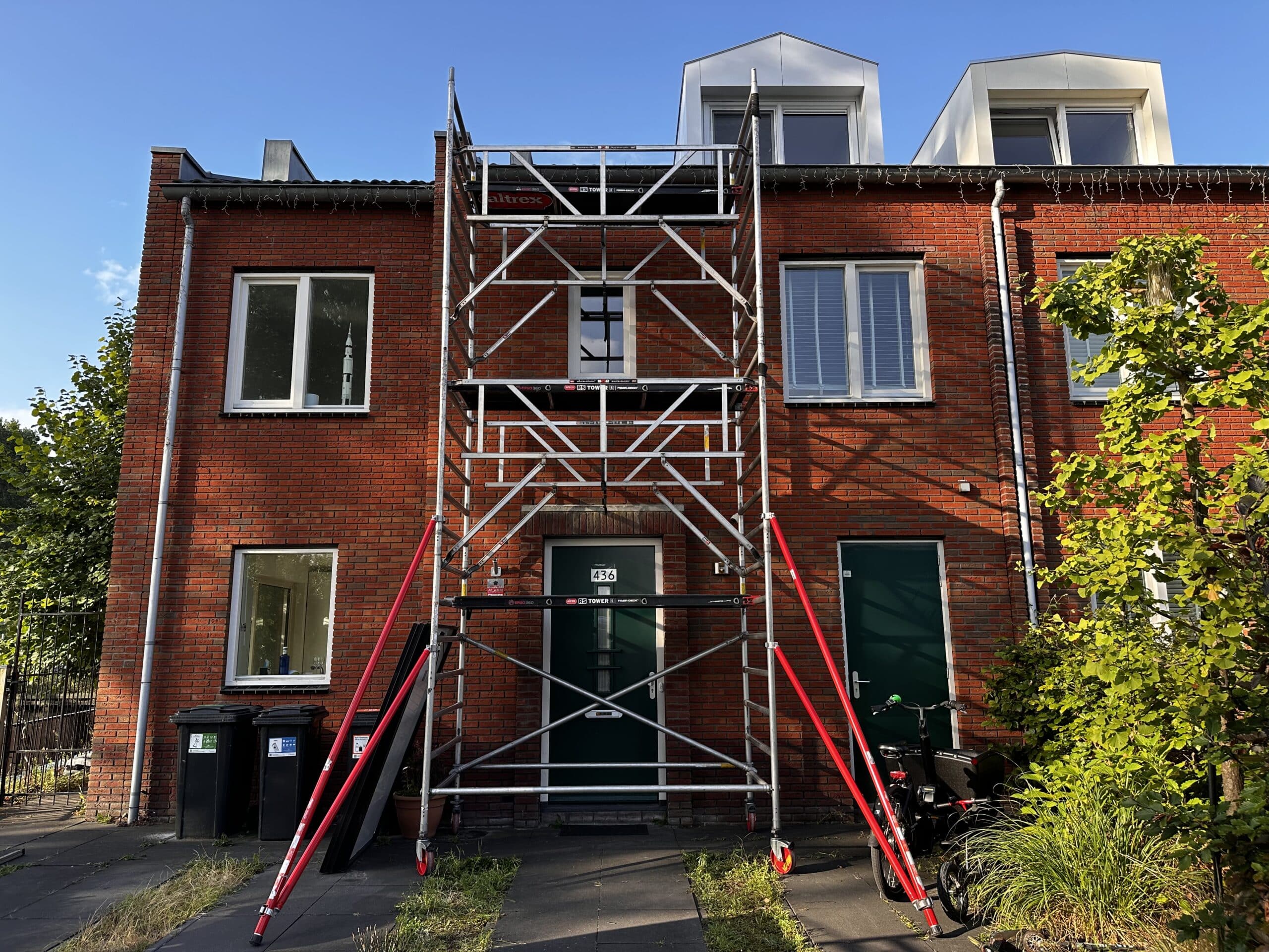 Vier zonnepanelen herplaatst na een dakkapel in Diemen