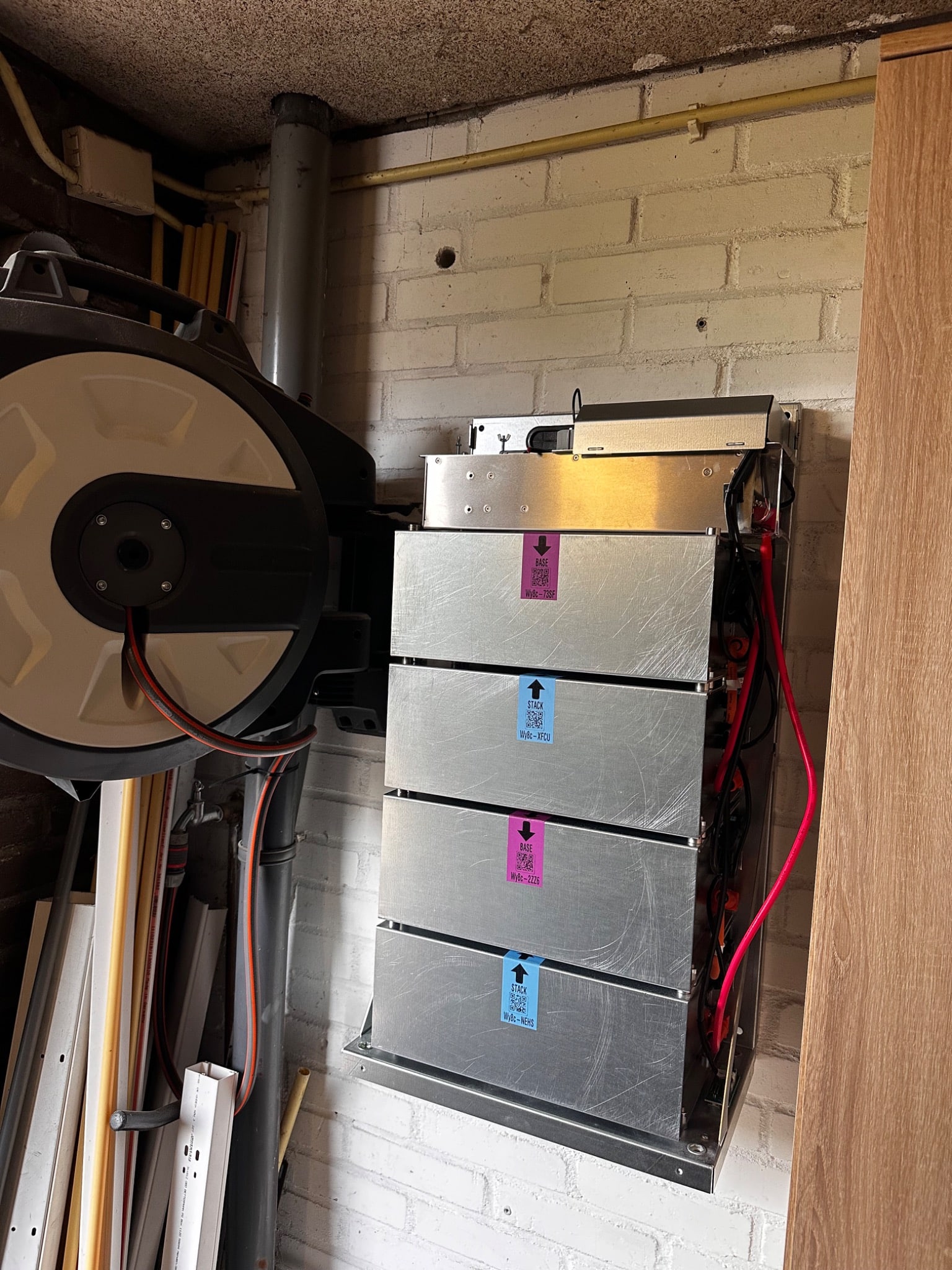 Geopende Sessy thuisbatterij met accumodules tijdens een installatie
