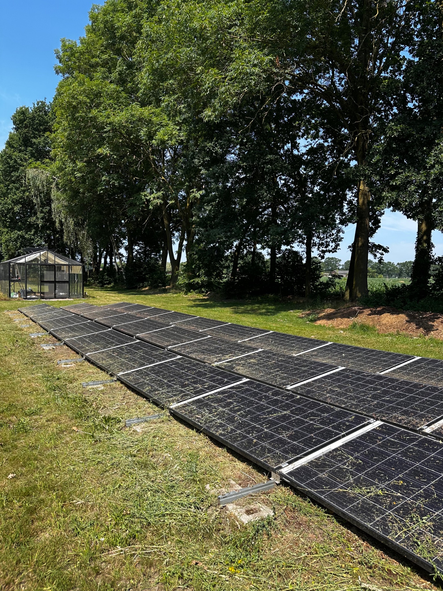 Veldopstelling met 30 zonnepanelen in Ospel tijdens inspectie van de isolatiefout