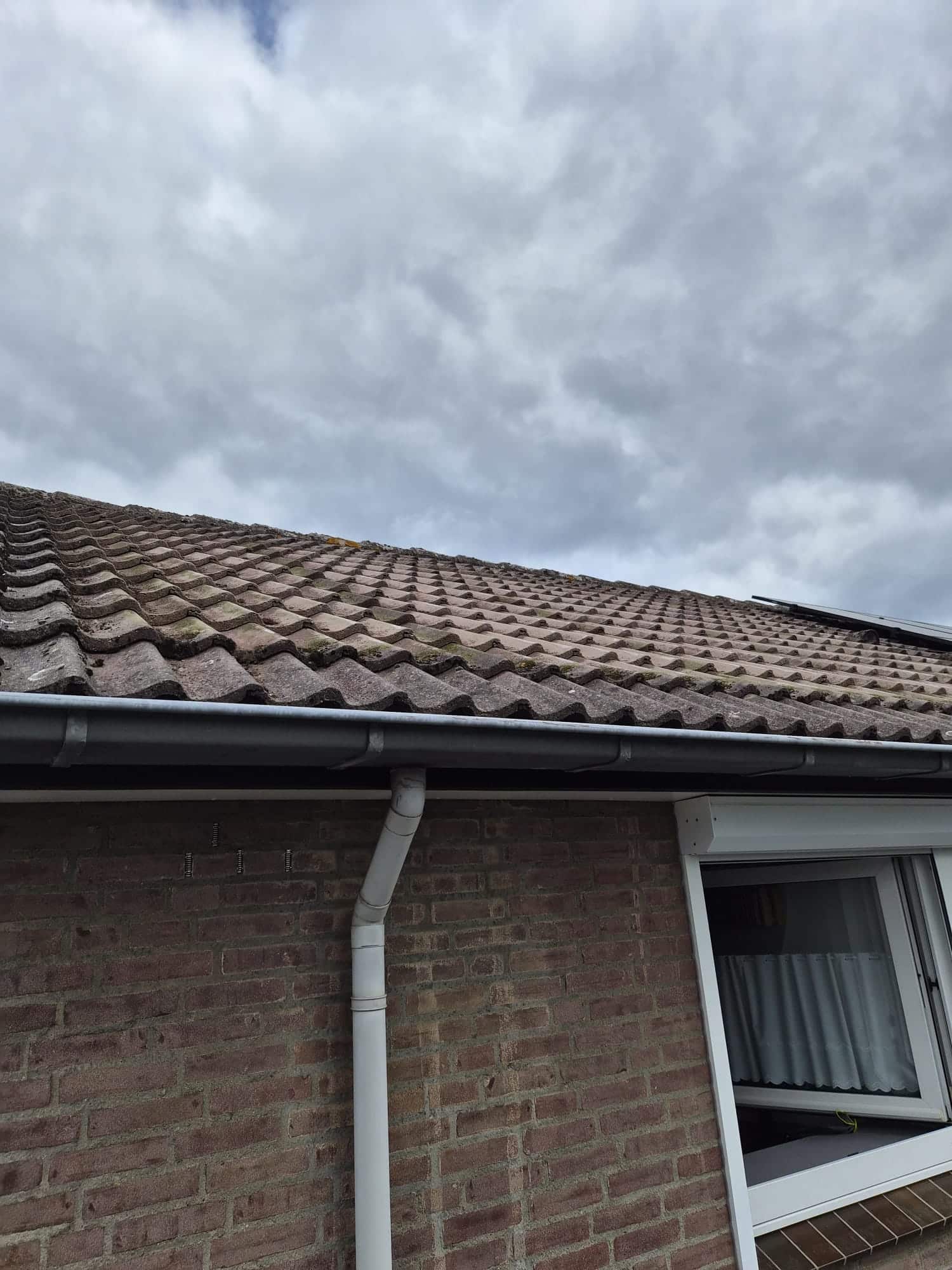 Demontage van zonnepanelen bij een woning in Heythuysen