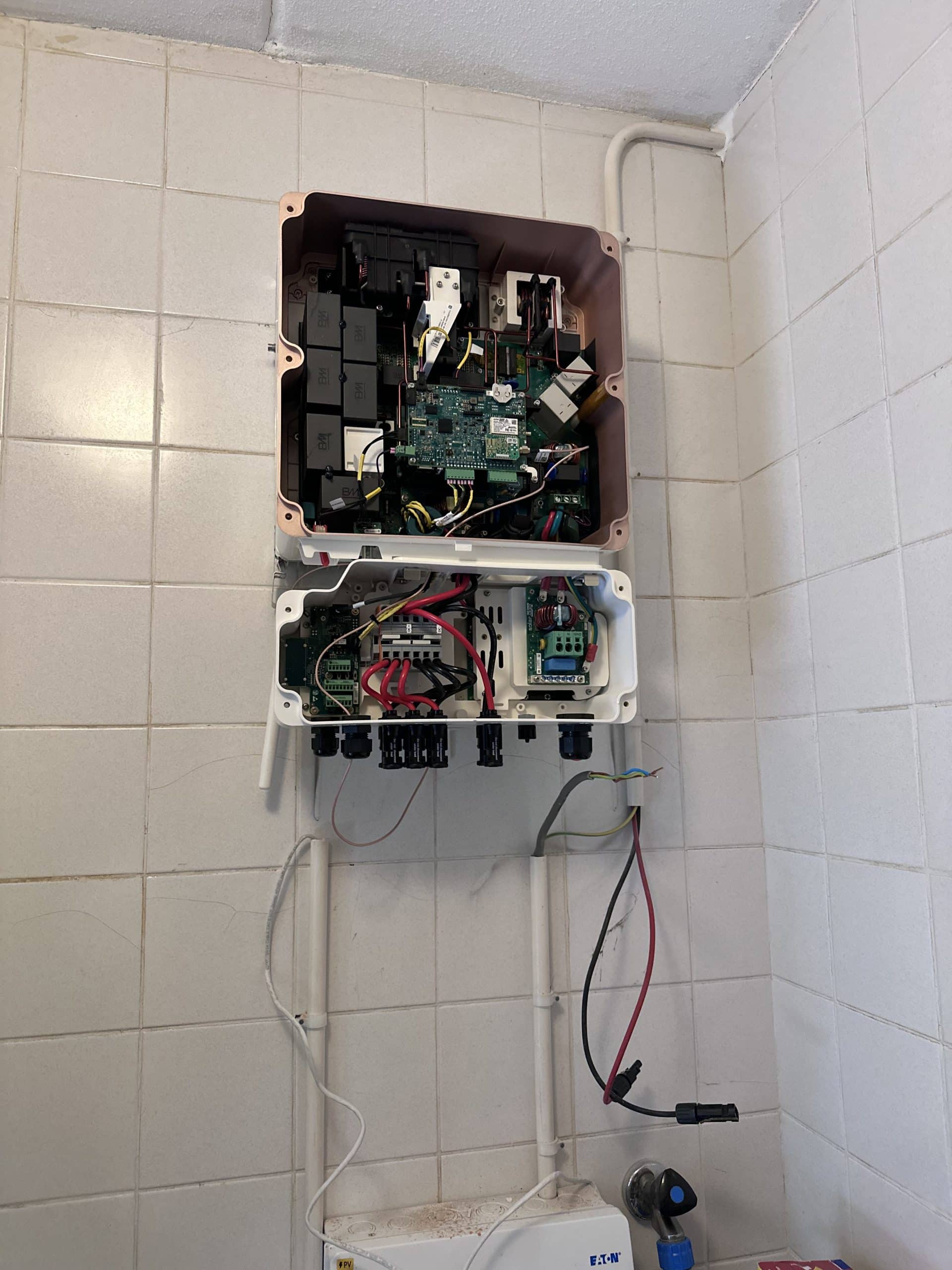Monteur demonteert de oude omvormer van de zonnepaneleninstallatie